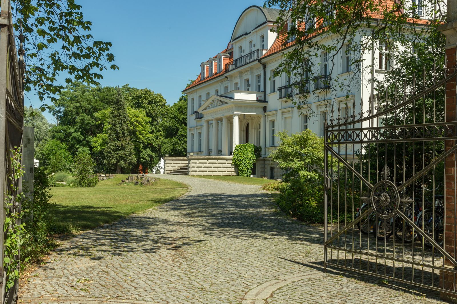 Genshagen-Schloss-Toreinfahrt